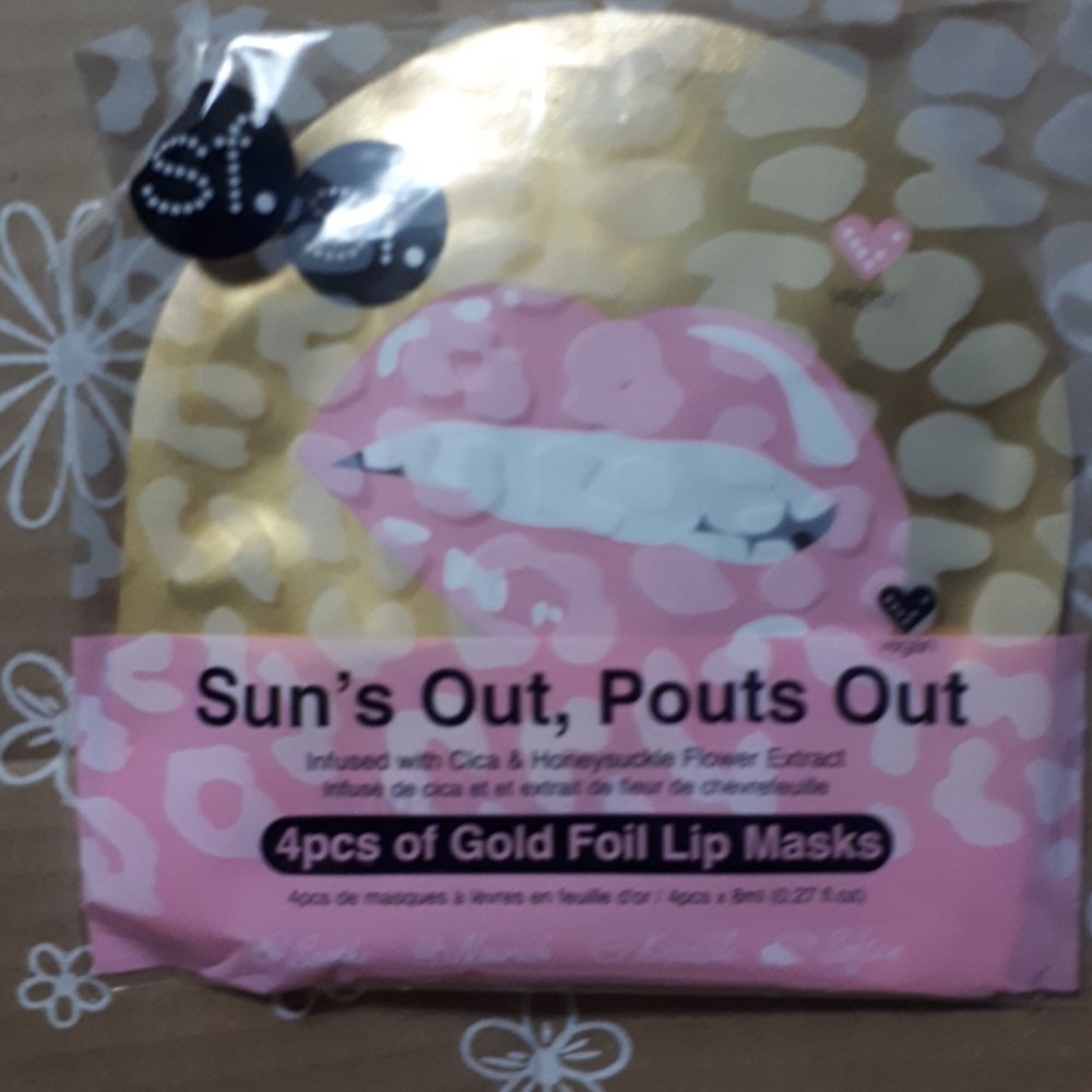 Gold foil lip mask